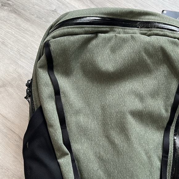 Lululemon Core Backpack 2.0 20L Water Repellent NWT Green Black Zippers Laptop main image 7